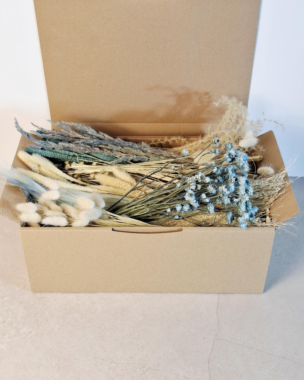 Blue Beige Dried Flower Craft Box – Natural Dried Flowers Mix for DIY Decor, Floral Arrangements, Resin Art & Wedding Crafts